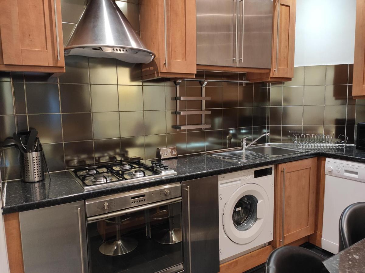 Apartment Centre 2 Bedrooms 2 Ensuite Flat Free Parking *
