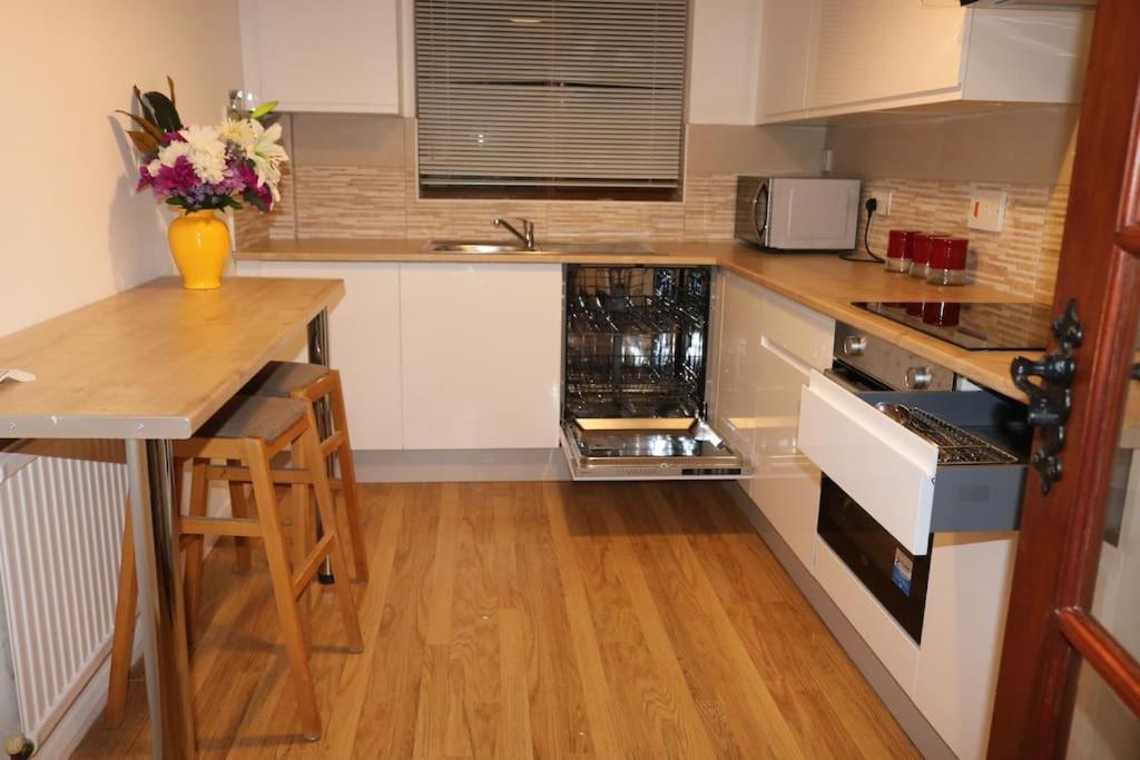 Holiday home Entire -4 Bedrooms Detached House With Driveway