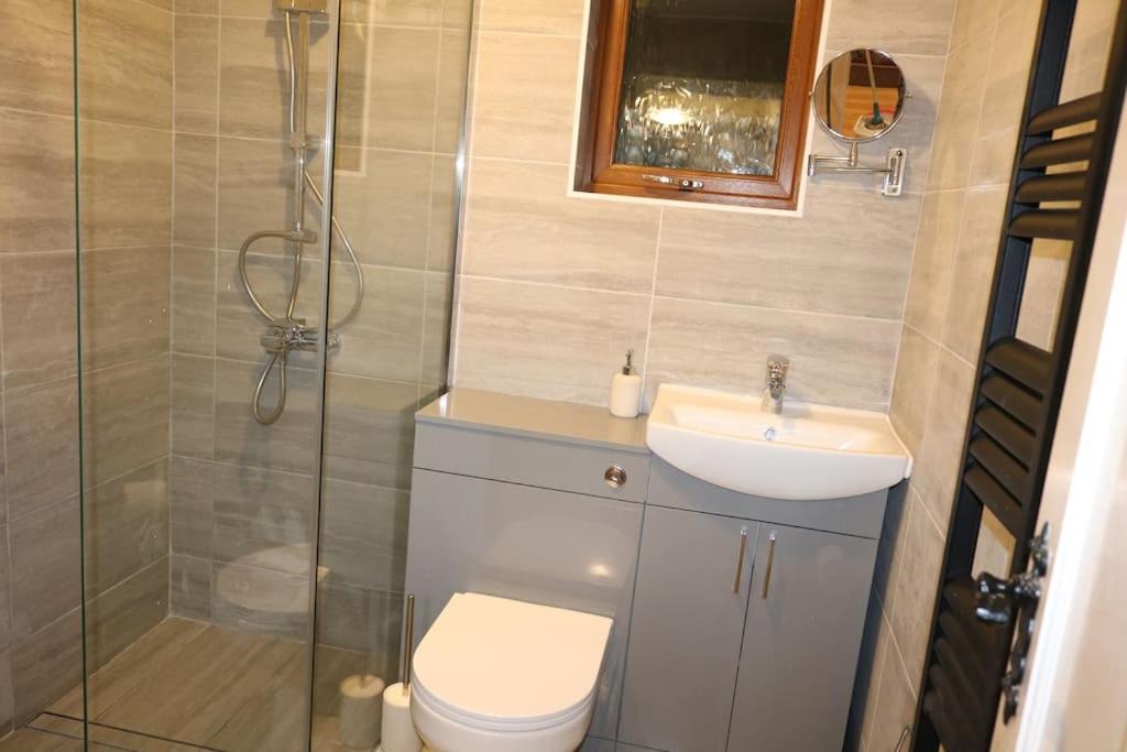 Entire -4 Bedrooms Detached House With Driveway * Nottingham