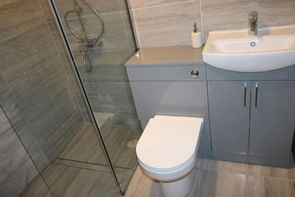 Entire -4 Bedrooms Detached House With Driveway Nottingham