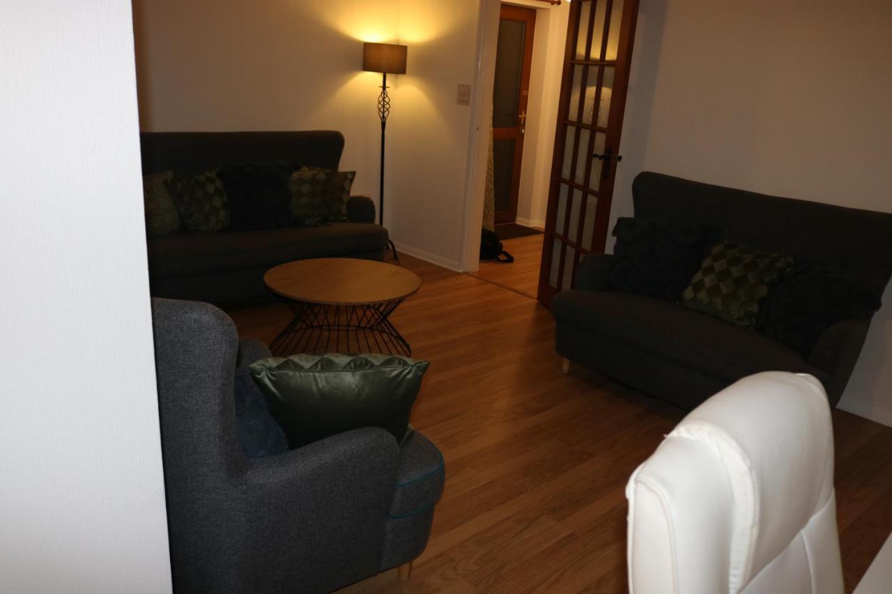 Entire -4 Bedrooms Detached House With Driveway Holiday home *