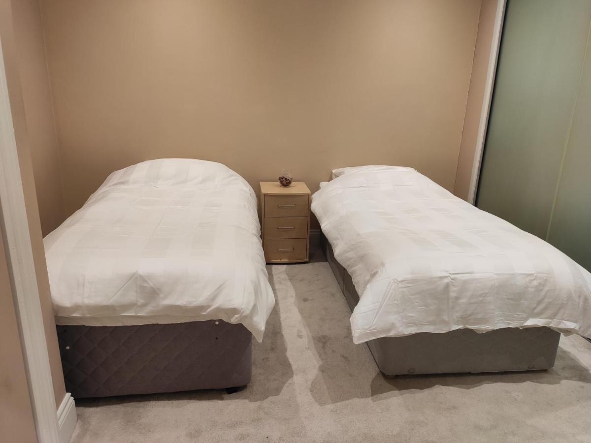 Centre 2 Bedrooms 2 Ensuite Flat Free Parking