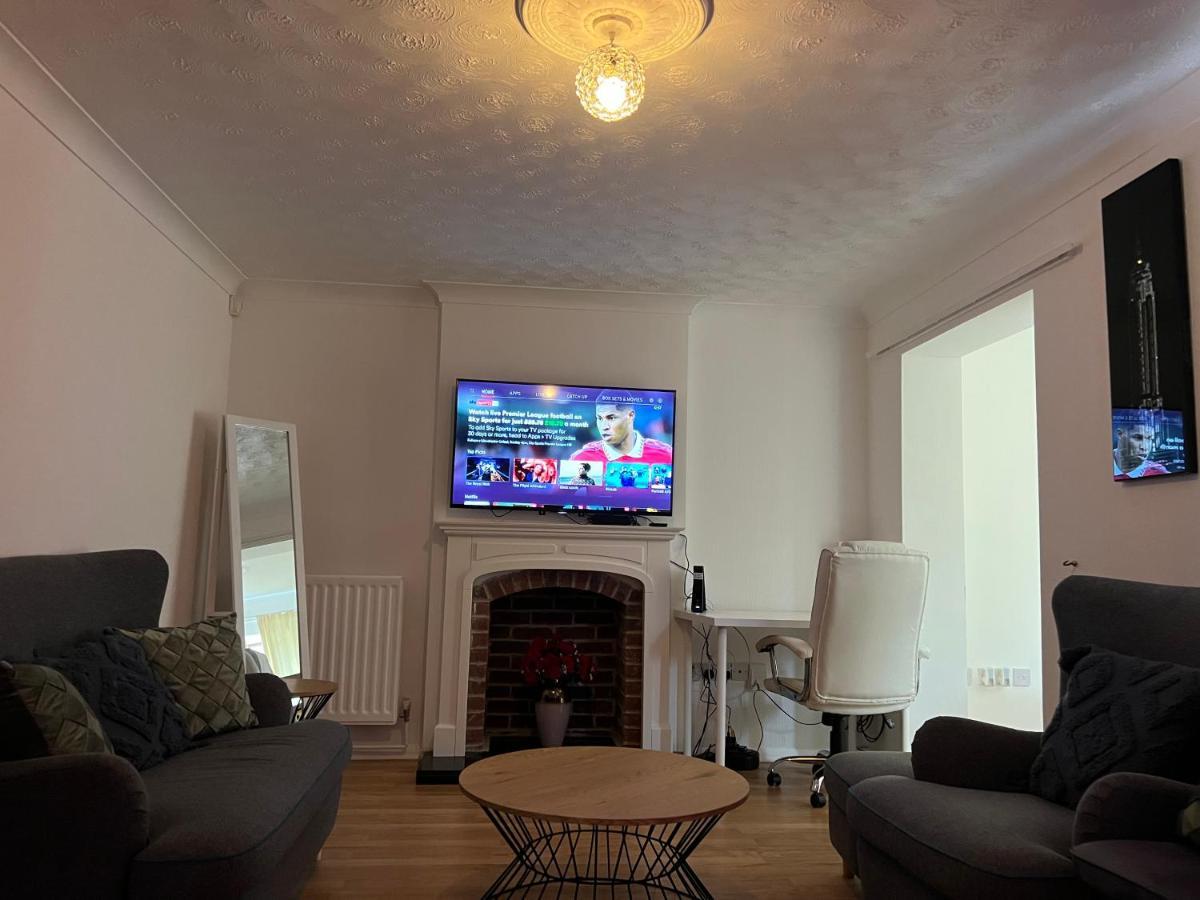Holiday home Entire -4 Bedrooms Detached House With Driveway