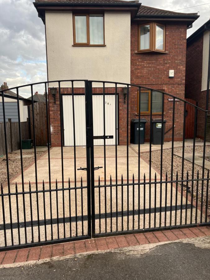 Entire -4 Bedrooms Detached House With Driveway Nottingham