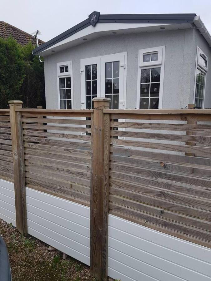 Lovely 2-bed Chalet At Robinhood Retreat Free Park