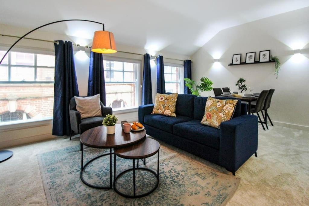 Luxurious 2 Bedroom In Centre Apartment *