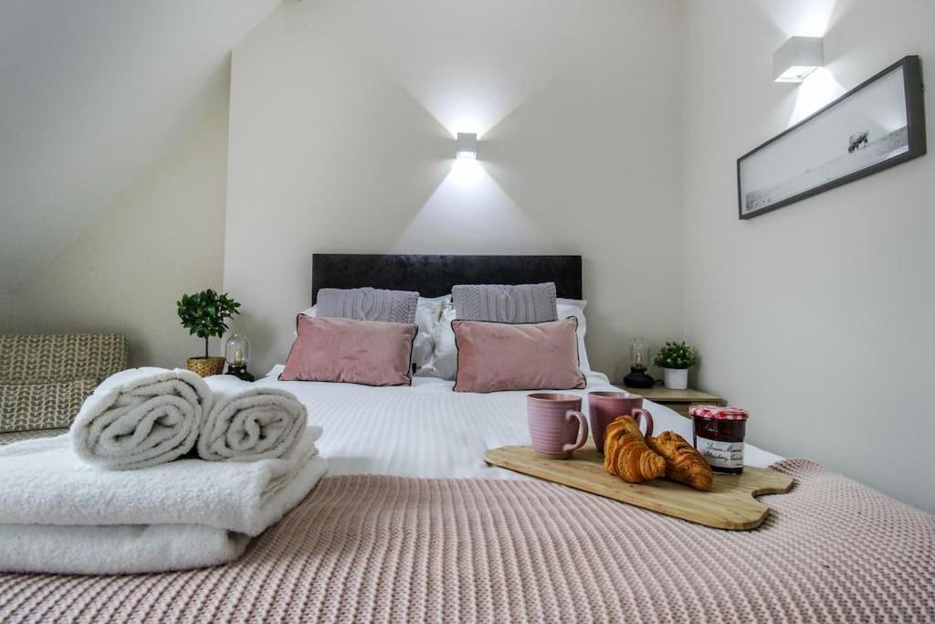 Luxurious 2 Bedroom In Centre Apartment *