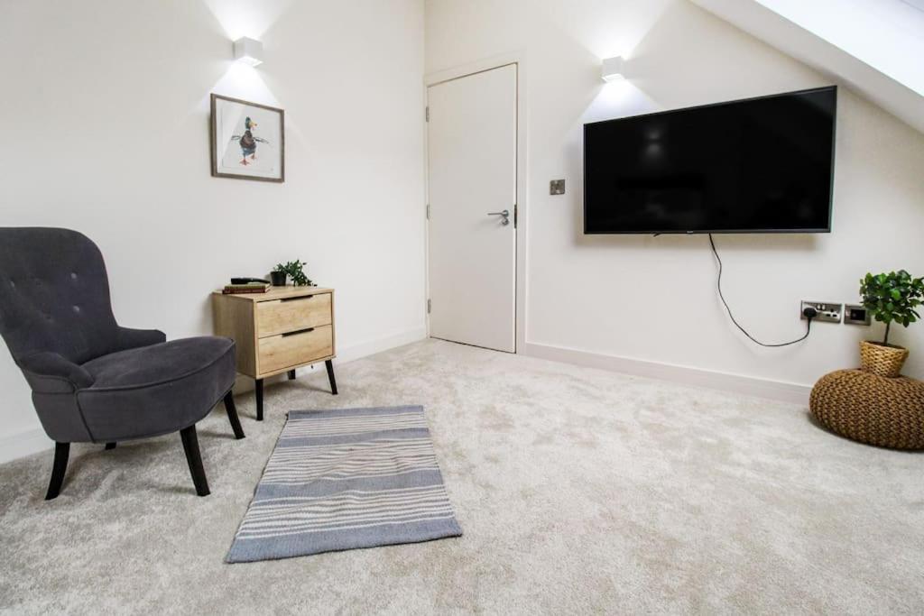 Luxurious 2 Bedroom In Centre Apartment *