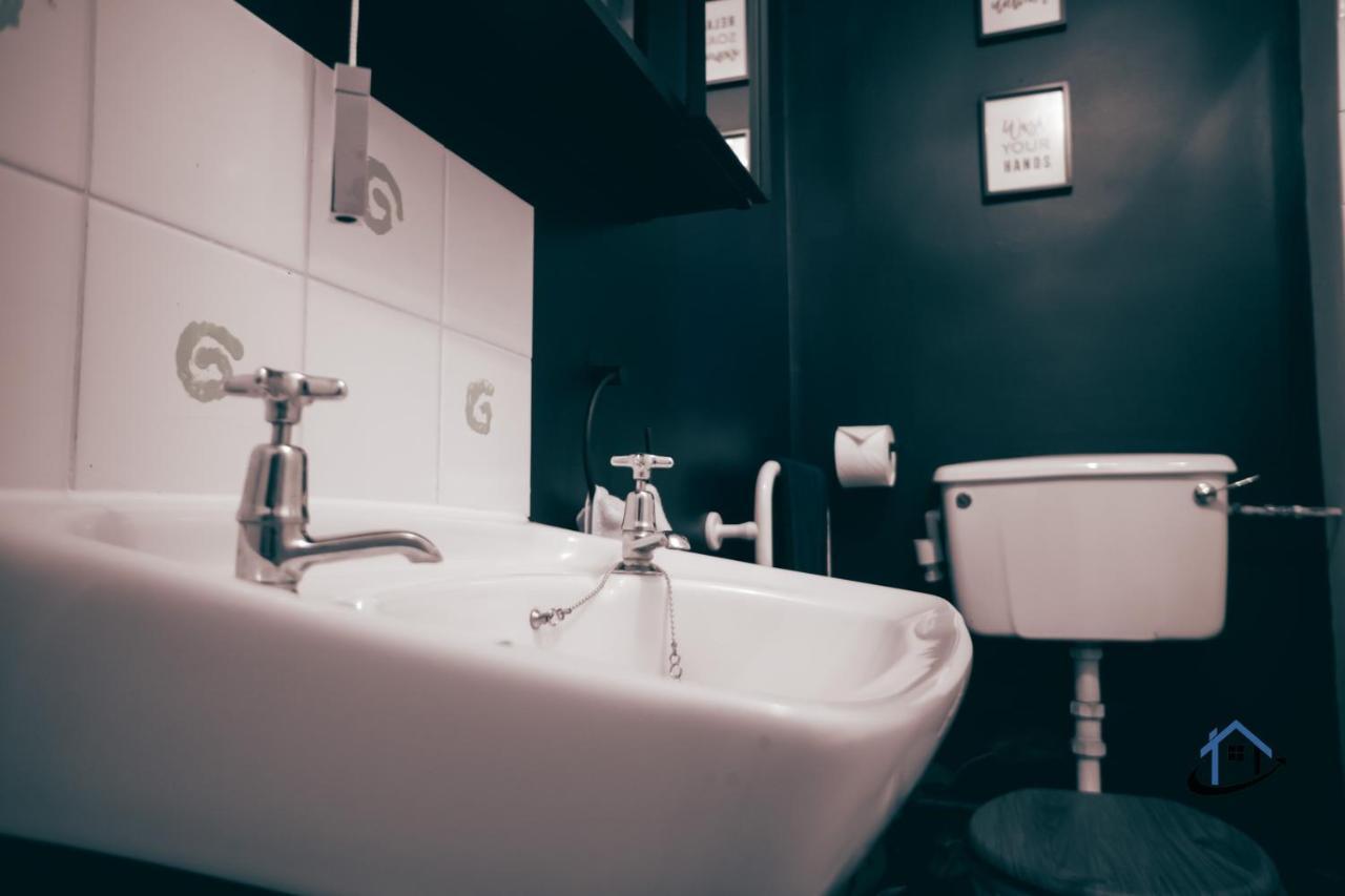 Flat 1 - King Bed, Parking, Workspace, Wi-fi, Corporates Apartment *