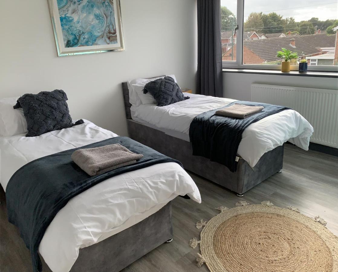 Crowthorne House: Spacious 3-bedroom Cul-de-sac Retreat