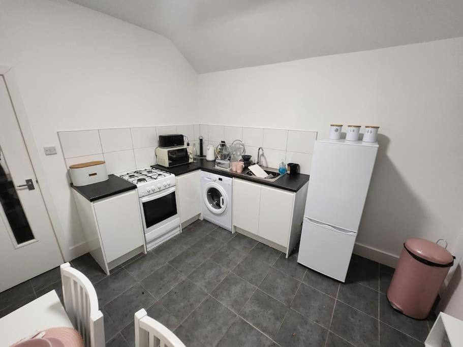 Apartment Cosy Flat. Walking Distance To *