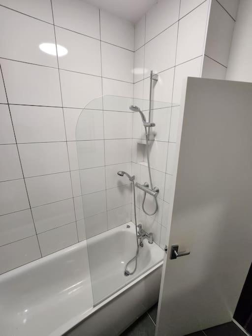 Apartment Cosy Flat. Walking Distance To *