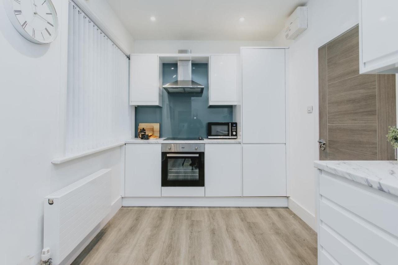 Spacious Near City Centre - Free Parking, Wi-fi With King Size Bed