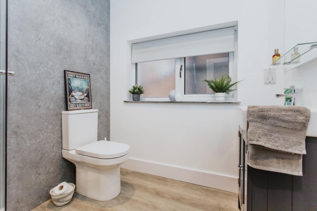 Spacious Near City Centre - Free Parking, Wi-fi With King Size Bed *