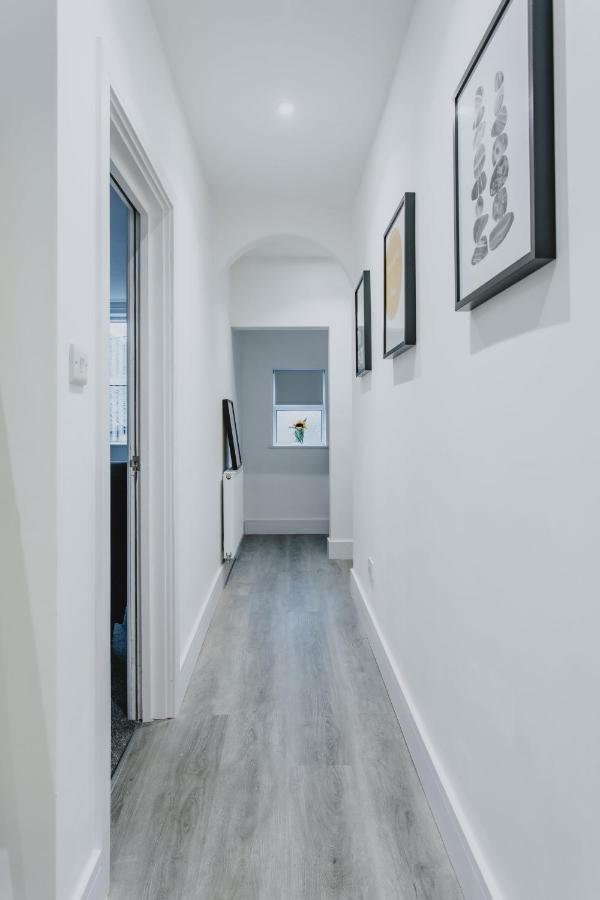 Spacious Near City Centre - Free Parking, Wi-fi With King Size Bed Apartment *