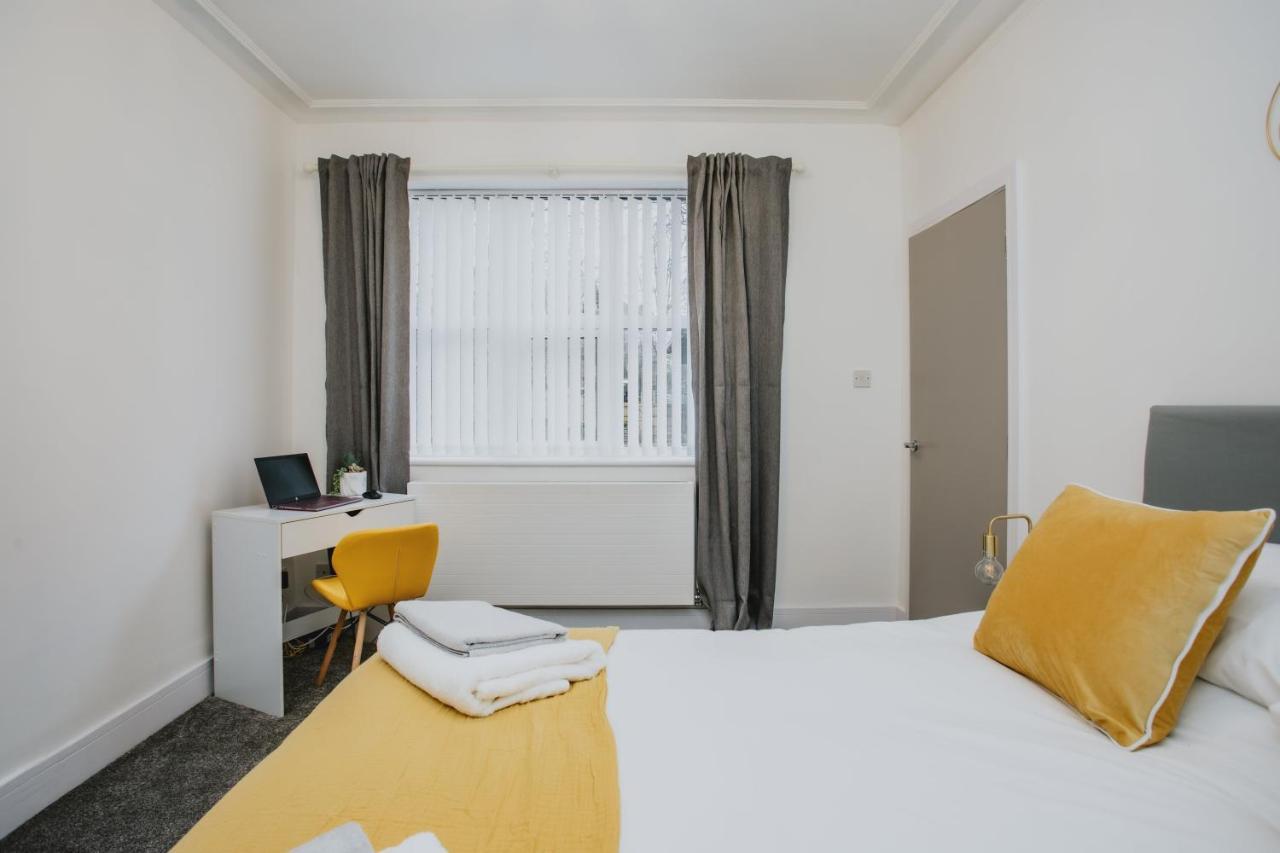 Spacious Near City Centre - Free Parking, Wi-fi With King Size Bed *