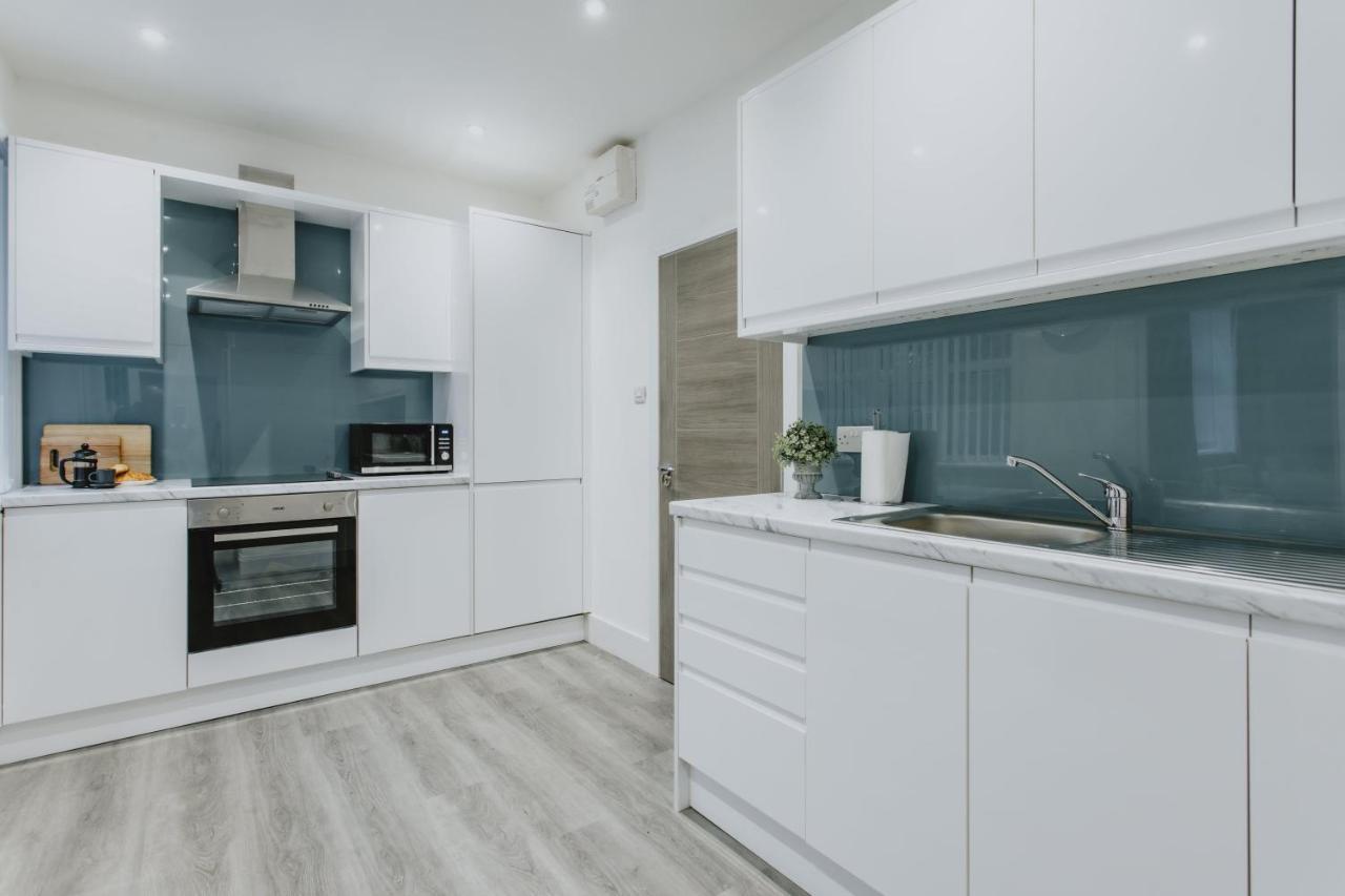 Apartment Spacious Near City Centre - Free Parking, Wi-fi With King Size Bed