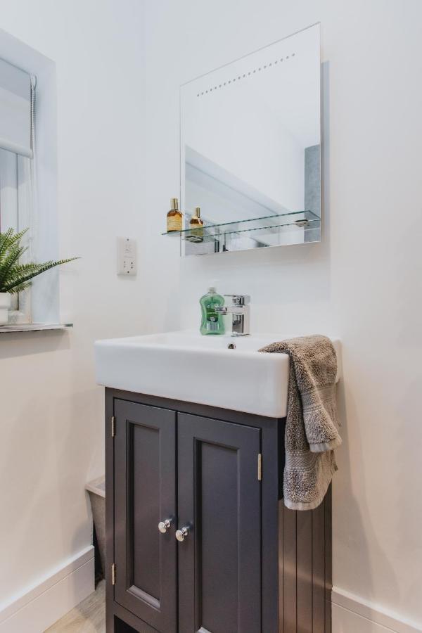 Spacious Near City Centre - Free Parking, Wi-fi With King Size Bed *