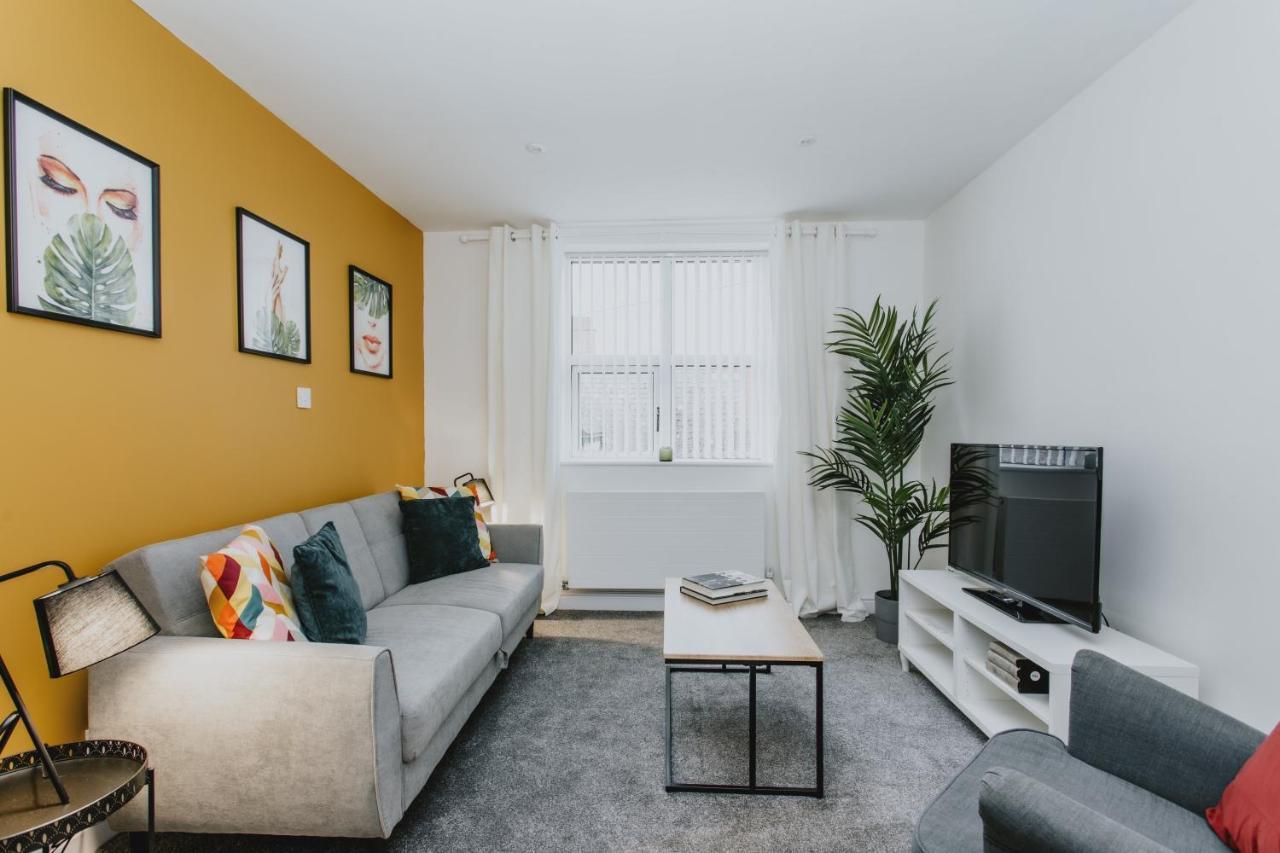 Spacious Near City Centre - Free Parking, Wi-fi With King Size Bed Apartment