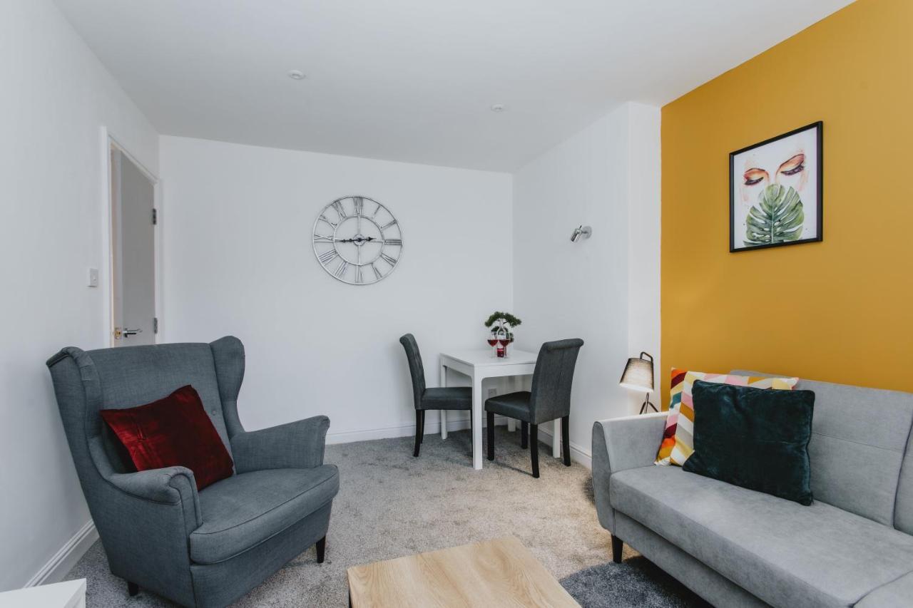 Apartment Spacious Near City Centre - Free Parking, Wi-fi With King Size Bed *