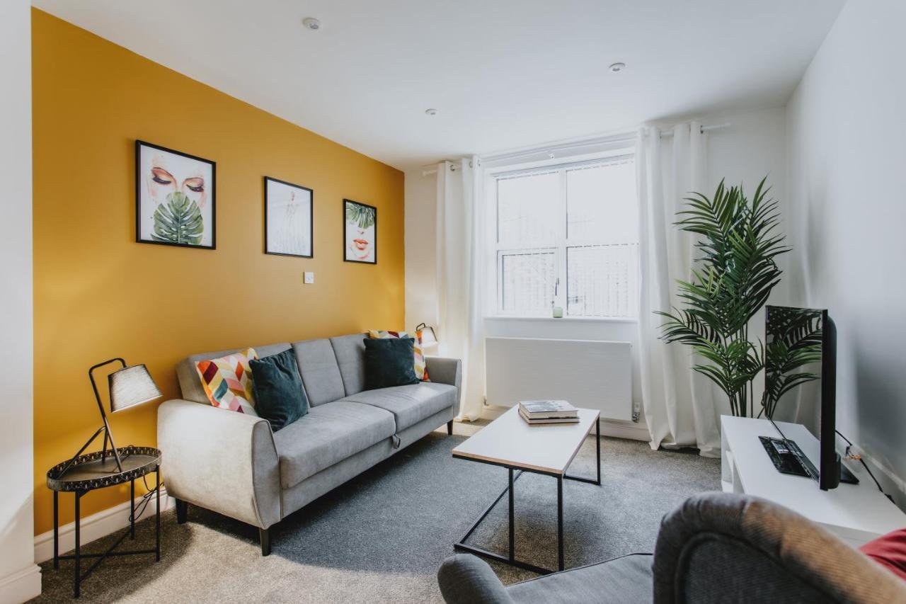 Spacious Near City Centre - Free Parking, Wi-fi With King Size Bed *