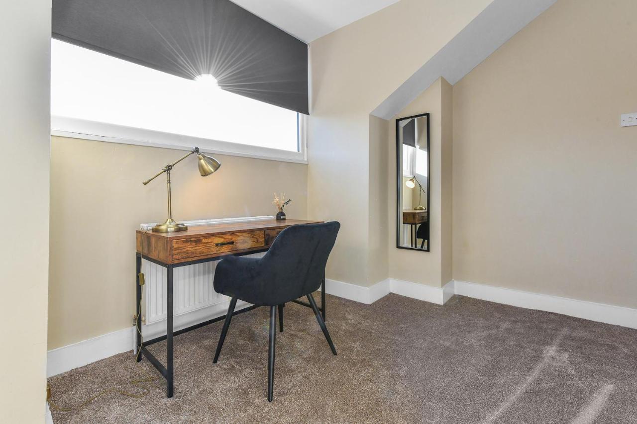 Haydn House Luxurious Retreat - 4 Bedroom, 10 Guest Max, Perfect Away From Holiday home