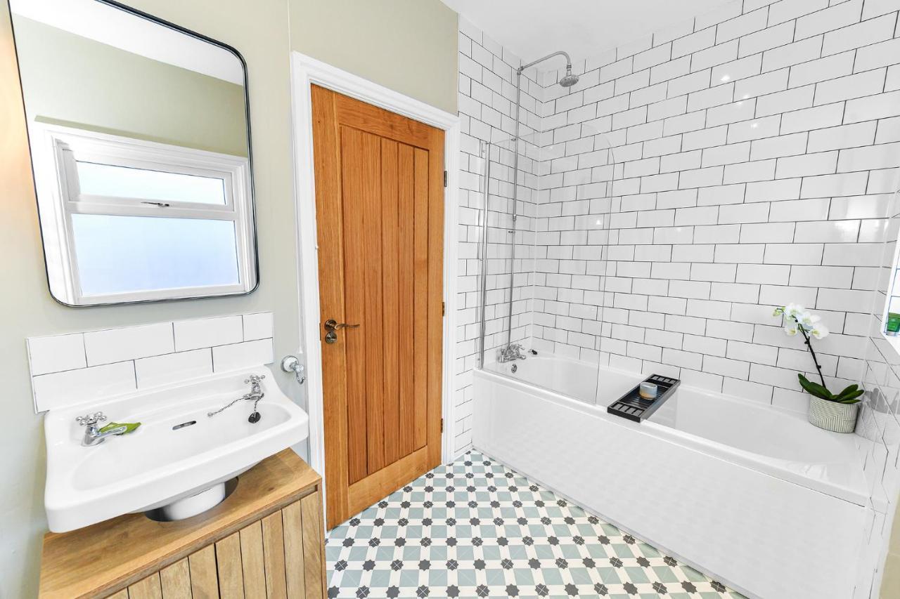 Haydn House Luxurious Retreat - 4 Bedroom, 10 Guest Max, Perfect Away From *