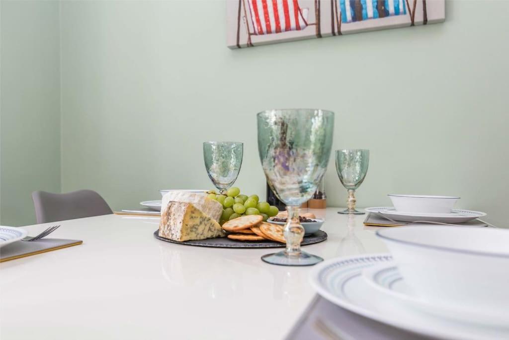 Lovely With Four Bedrooms And Private Garden And Parking, Close To Centre Nottingham