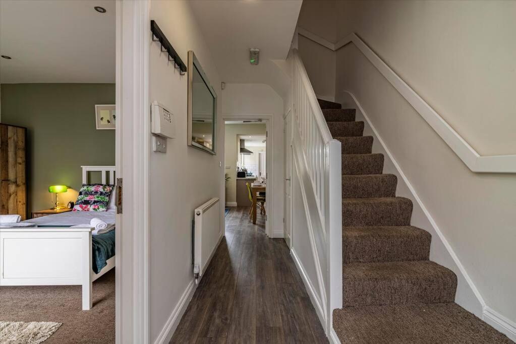 Dovecote House Beeston Private Parking 15mins From Centre Close To Qmc Hospital Holiday home Nottingham