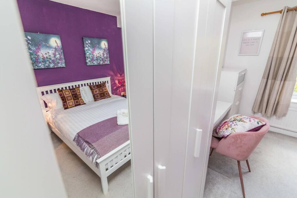 Lovely With Four Bedrooms And Private Garden And Parking, Close To Centre Casa de férias *