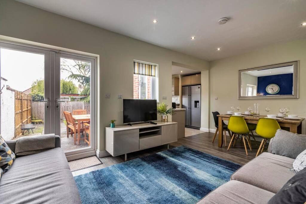 Dovecote House Beeston Private Parking 15mins From Centre Close To Qmc Hospital