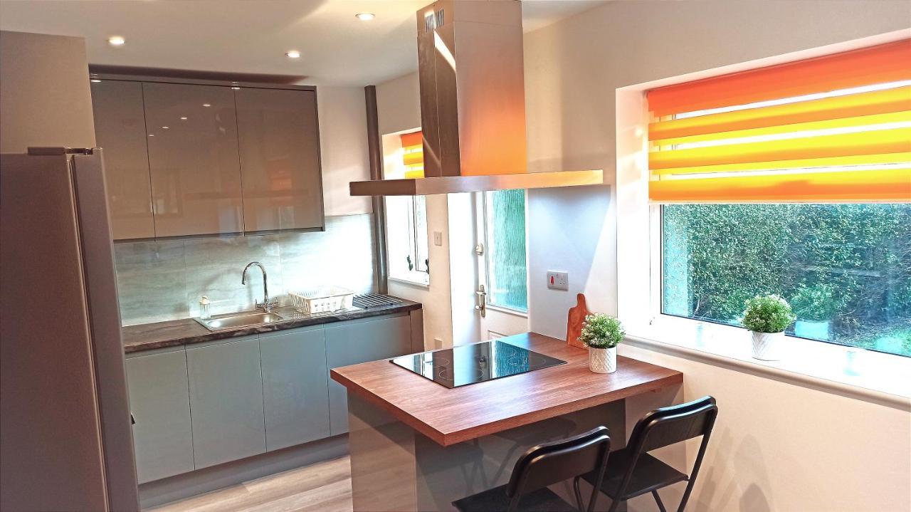 Stunning 3 Bed House Sleeps 5-6, Wifi, Off Street Parking In Close To M1 * Nottingham