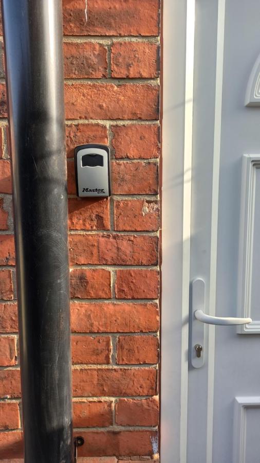Apartment Stunning 3 Bed House Sleeps 5-6, Wifi, Off Street Parking In Close To M1 *