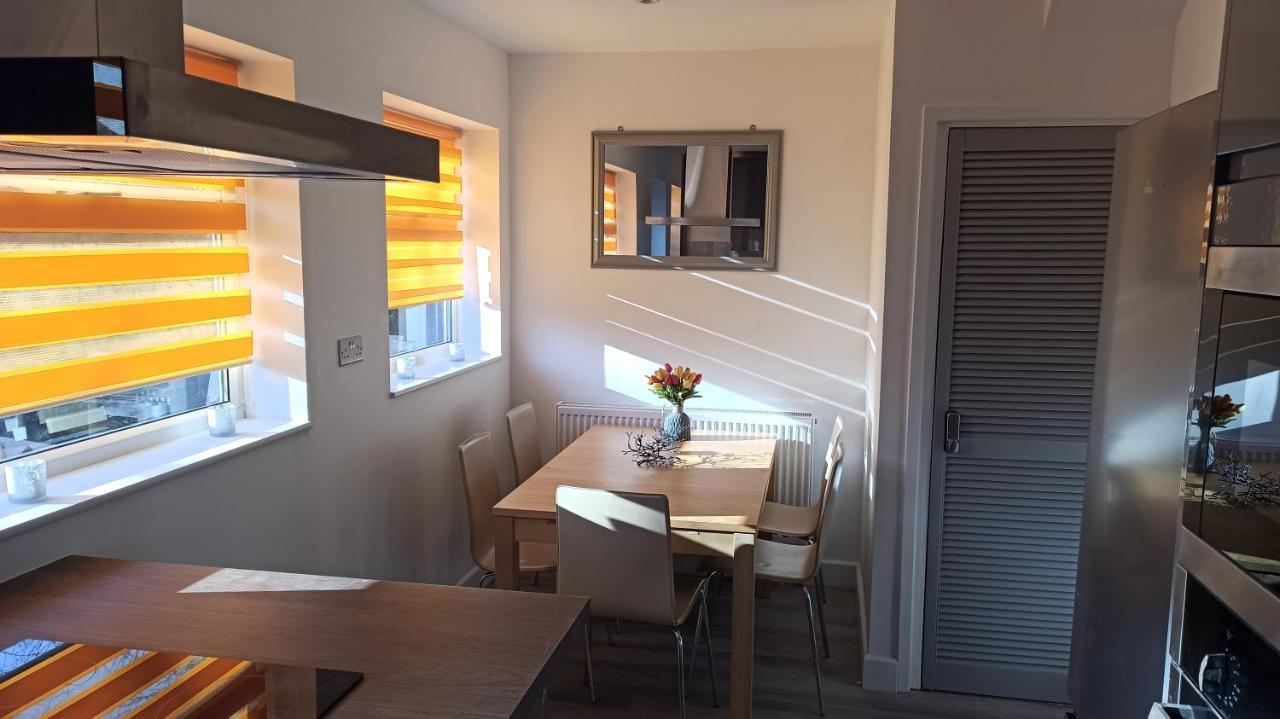 Stunning 3 Bed House Sleeps 5-6, Wifi, Off Street Parking In Close To M1 * Nottingham
