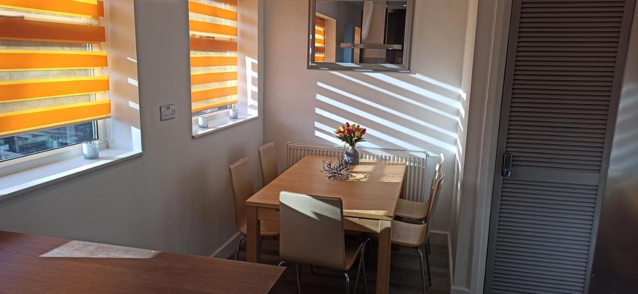 Stunning 3 Bed House Sleeps 5-6, Wifi, Off Street Parking In Close To M1 Nottingham