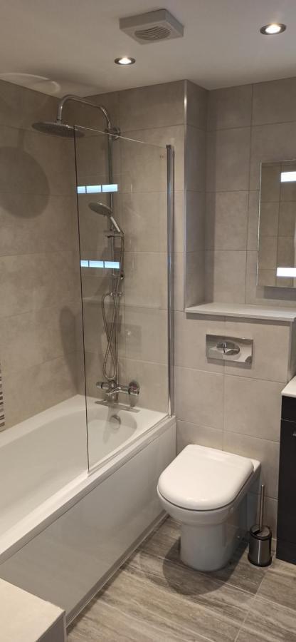 Stunning 3 Bed House Sleeps 5-6, Wifi, Off Street Parking In Close To M1