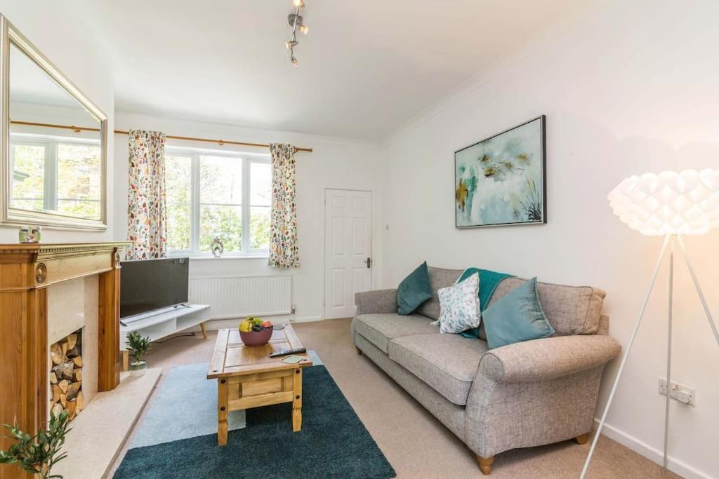 Lovely With Four Bedrooms And Private Garden And Parking, Close To Centre Casa de férias