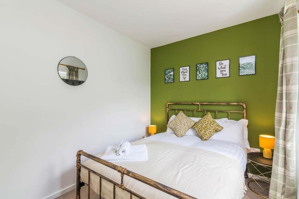 Lovely With Four Bedrooms And Private Garden And Parking, Close To Centre *