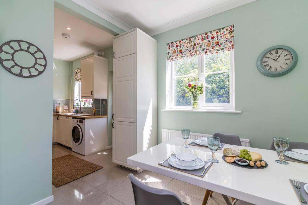Casa de férias Lovely With Four Bedrooms And Private Garden And Parking, Close To Centre Nottingham