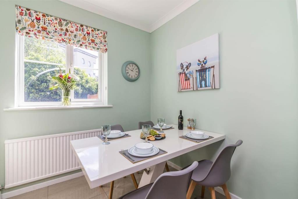 Lovely With Four Bedrooms And Private Garden And Parking, Close To Centre Casa de férias Nottingham