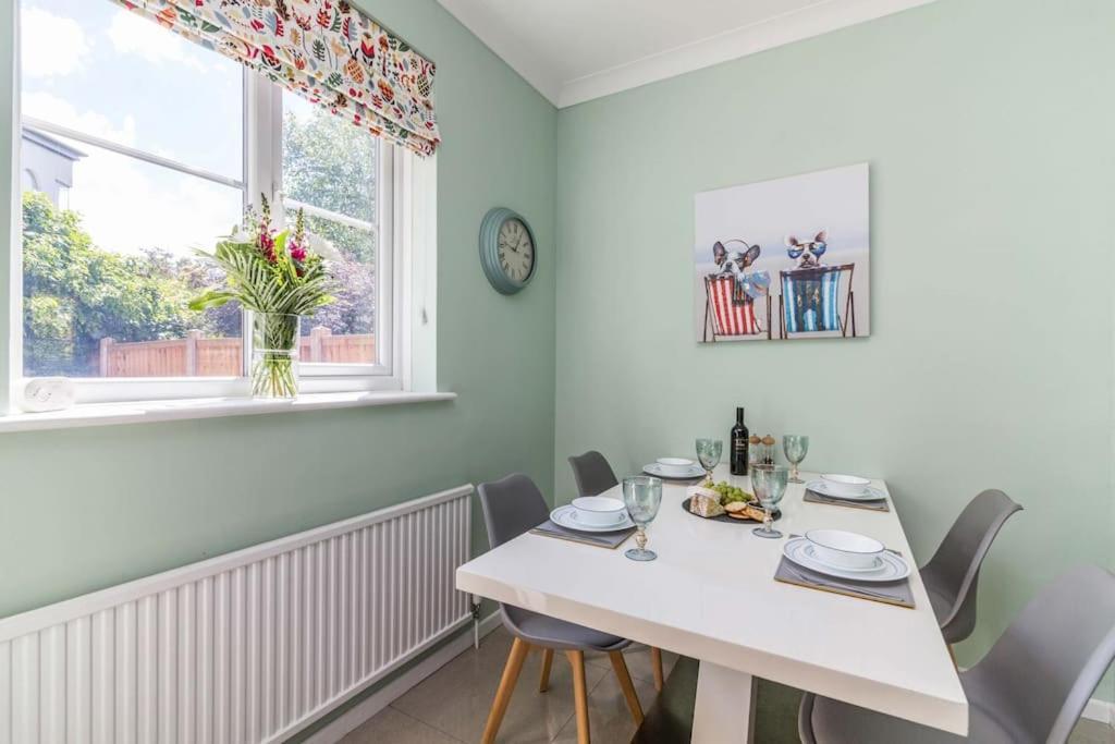 Lovely With Four Bedrooms And Private Garden And Parking, Close To Centre Nottingham