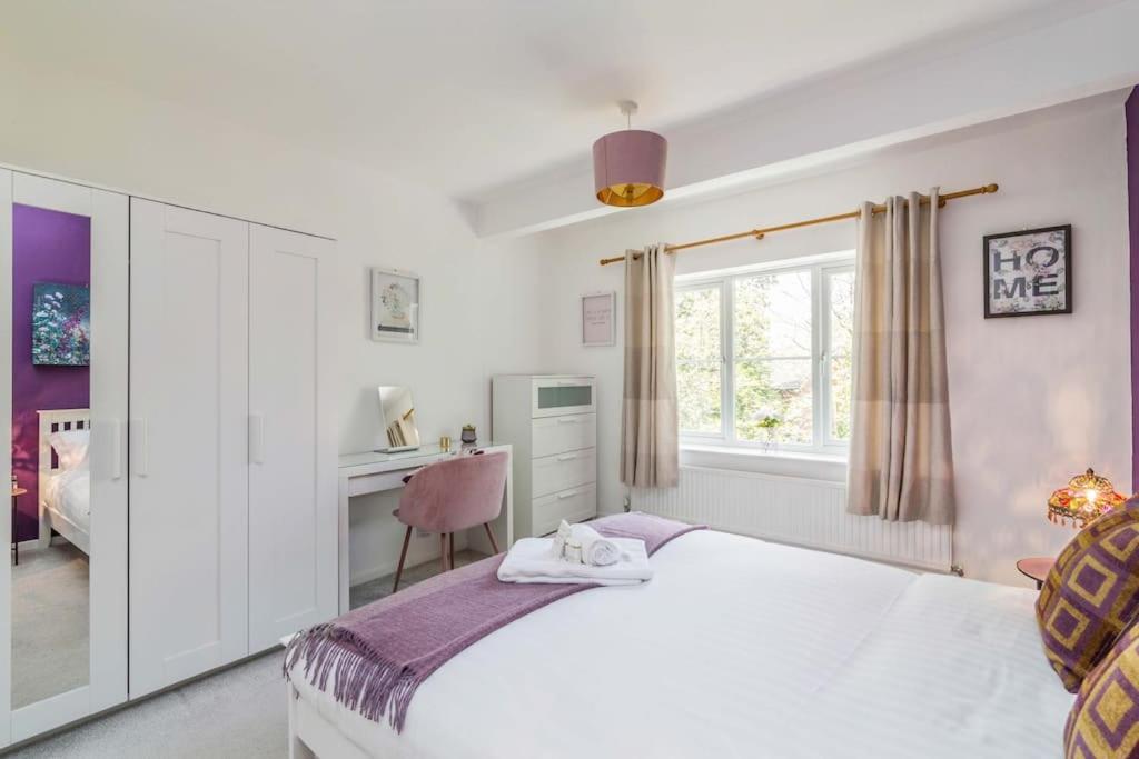 Lovely With Four Bedrooms And Private Garden And Parking, Close To Centre *