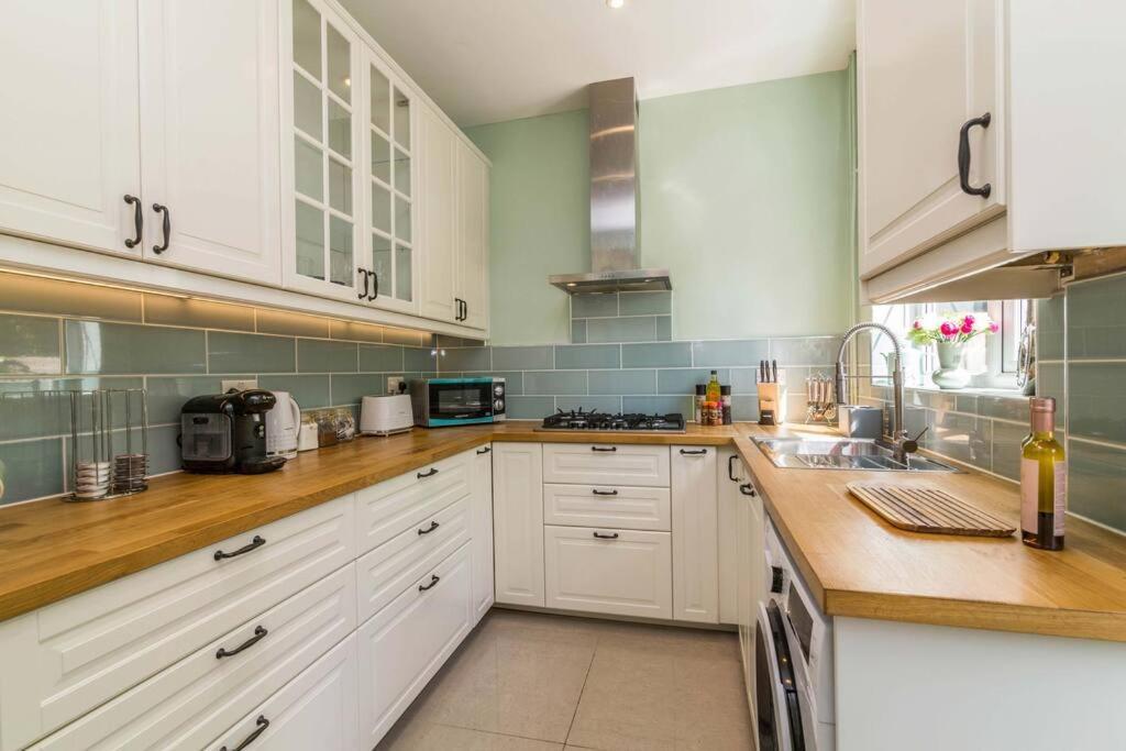 Lovely With Four Bedrooms And Private Garden And Parking, Close To Centre