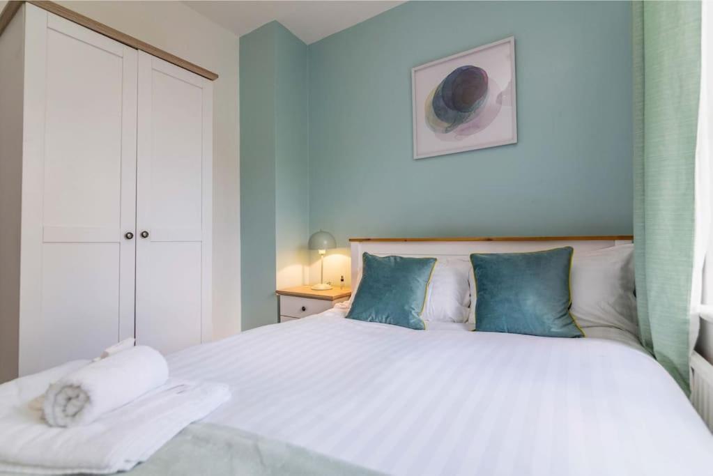 Casa de férias Lovely With Four Bedrooms And Private Garden And Parking, Close To Centre *