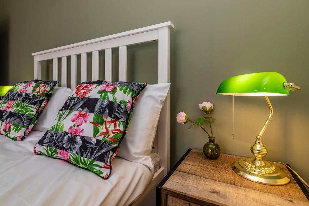 Dovecote House Beeston Private Parking 15mins From Centre Close To Qmc Hospital