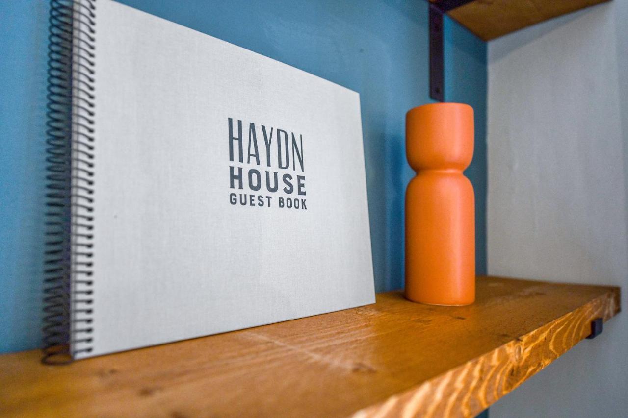 Haydn House Luxurious Retreat - 4 Bedroom, 10 Guest Max, Perfect Away From Holiday home *