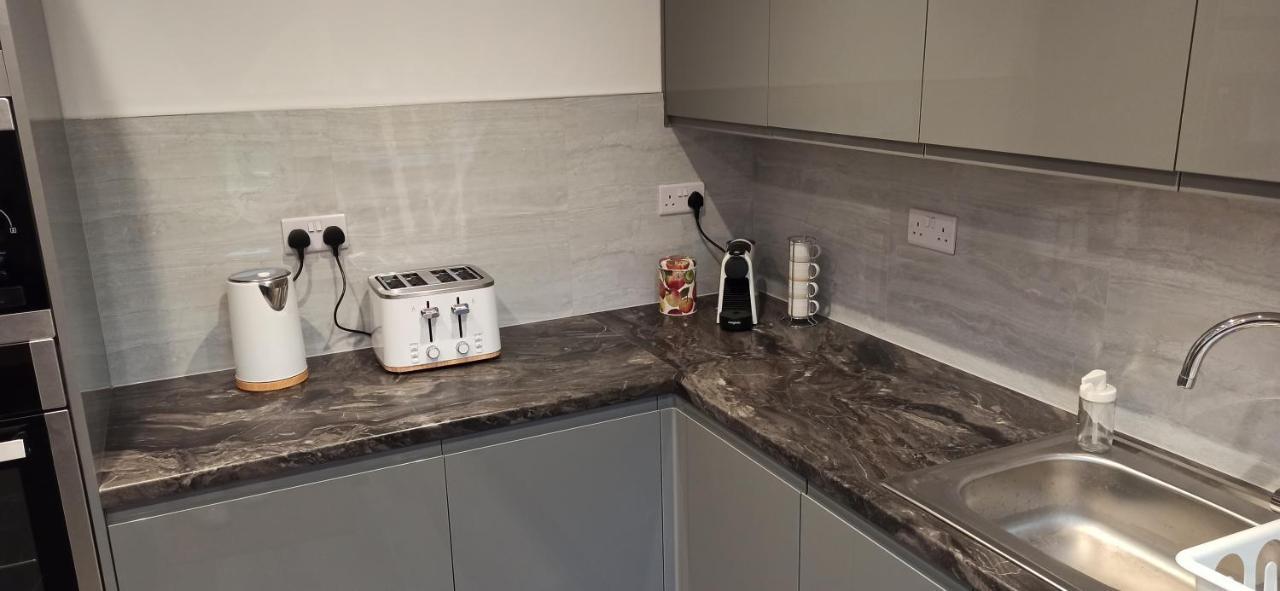 Stunning 3 Bed House Sleeps 5-6, Wifi, Off Street Parking In Close To M1 Apartment Nottingham