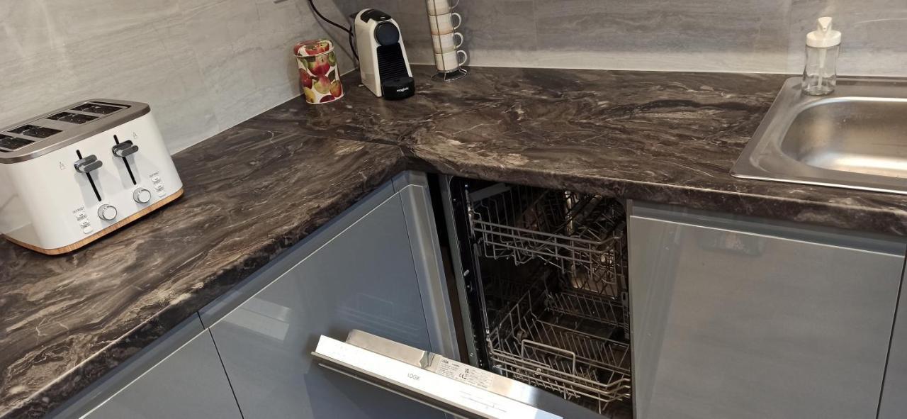Stunning 3 Bed House Sleeps 5-6, Wifi, Off Street Parking In Close To M1 Apartment Nottingham