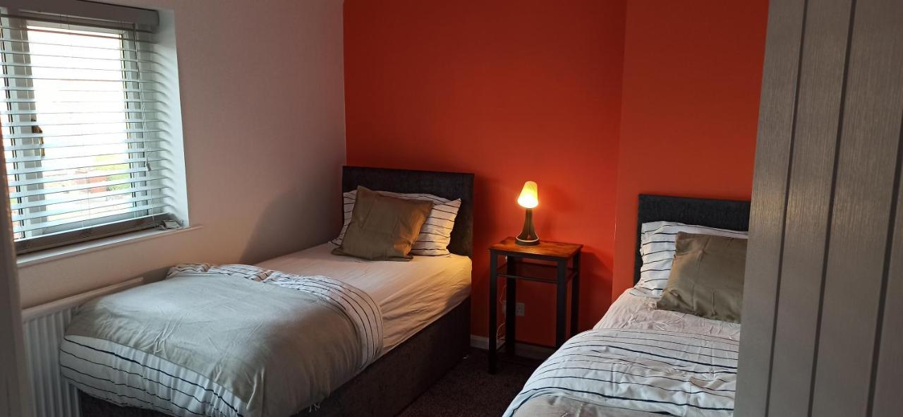 Stunning 3 Bed House Sleeps 5-6, Wifi, Off Street Parking In Close To M1 Apartment *