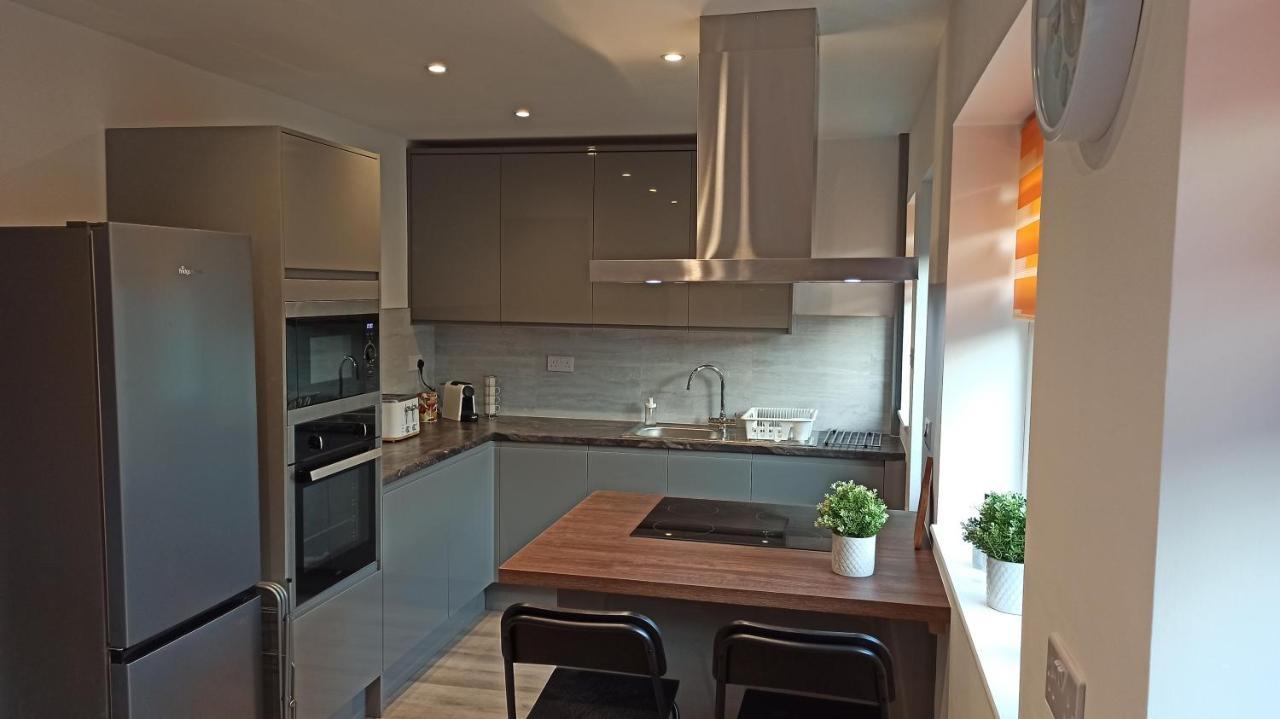 Stunning 3 Bed House Sleeps 5-6, Wifi, Off Street Parking In Close To M1